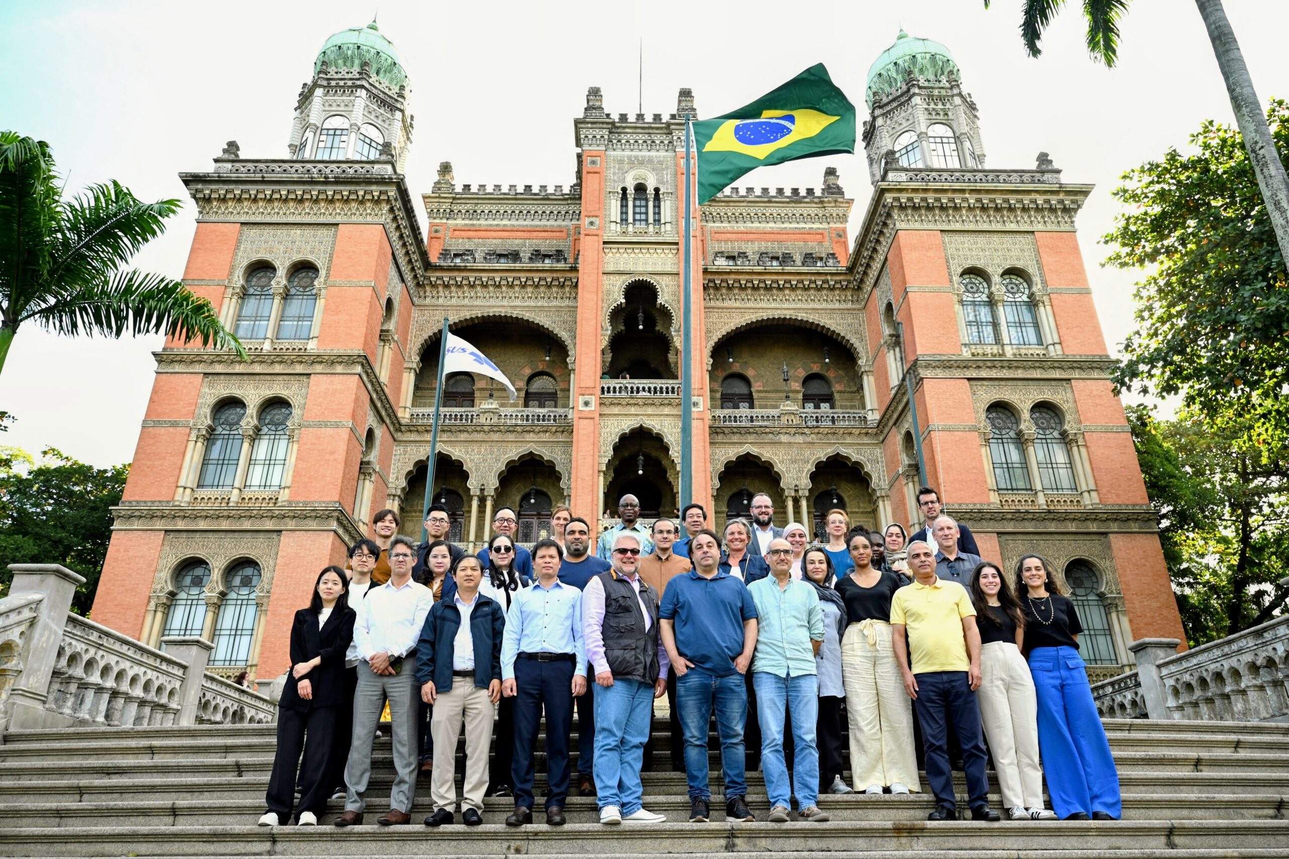 Participants gather in front of the historic Fiocruz Castle during a visit to Bio-Manguinhos/Fiocruz, highlighting the meeting's commitment to strengthening partnerships for local and regional vaccine manufacturing, innovation and equitable access. Photo credit: Pedro Paulo Gonçalves/Fiocruz